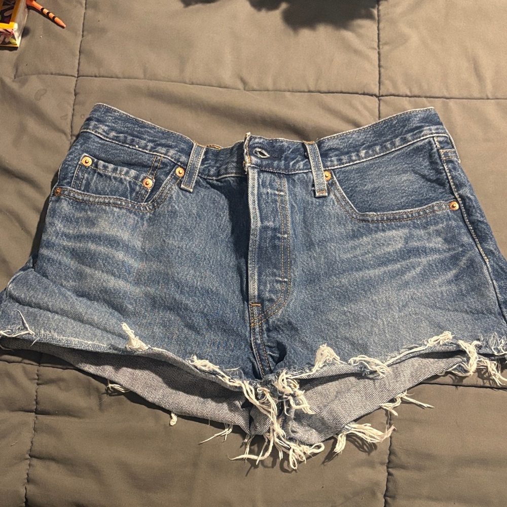 Levi’s 501 Frayed Hem Women Shorts